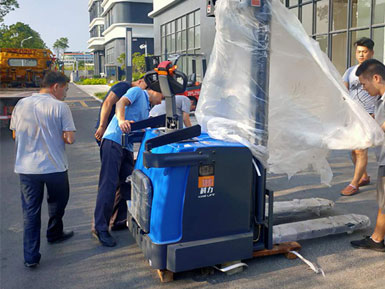 科力電動堆高車進(jìn)行裝卸、堆高、堆垛和短距離運(yùn)輸作業(yè)