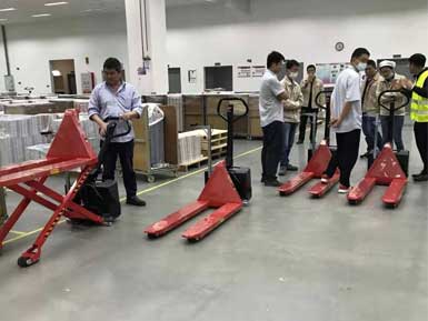 電動高升程搬運車交付使用，感謝廠家羅總親自跟客戶講解操作方法！